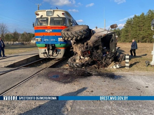 Трактор выехал под пассажирский поезд в Брестском районе Трактор выехал под пассажирский поезд в Брестском районе