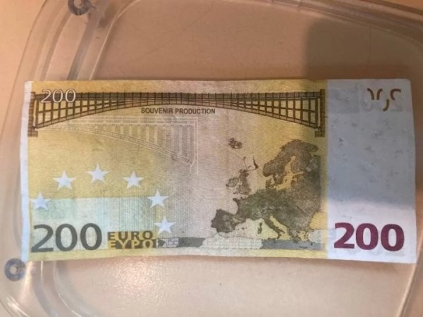 Женщины пытались обменять сувенирные деньги — две истории с разным концом Женщины пытались обменять сувенирные деньги — две истории с разным концом