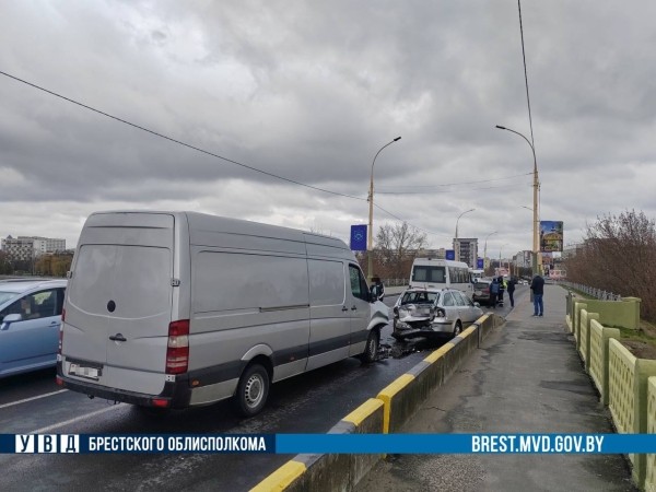 Подробности ДТП на «бульварном» мосту в Бресте с участием 4 машин Подробности ДТП на «бульварном» мосту в Бресте с участием 4 машин