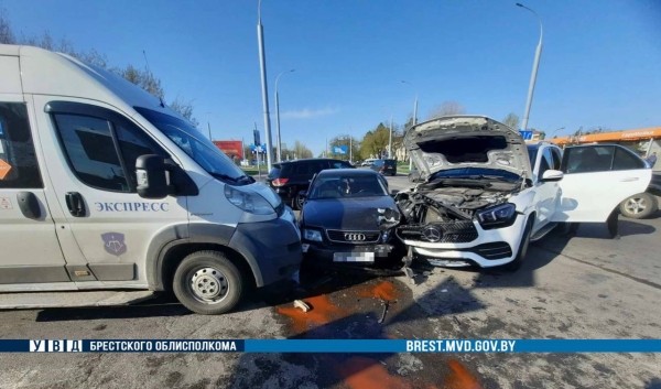 В Бресте произошло ДТП с участием трех автомобилей В Бресте произошло ДТП с участием трех автомобилей