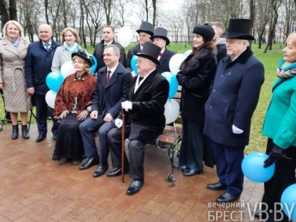 Именную скамейку Ленинского района торжественно открыли в Бресте Именную скамейку Ленинского района торжественно открыли в Бресте