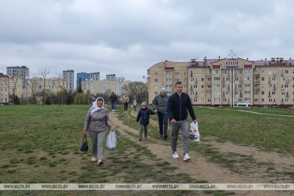Брестчане идут в храмы, несут пасхальные куличи и крашеные яйца