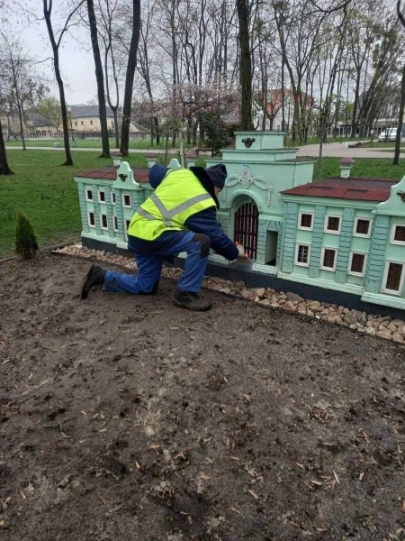Продолжаются интенсивные работы по подготовке городского Парка культуры и отдыха к началу сезона Продолжаются интенсивные работы по подготовке городского Парка культуры и отдыха к началу сезона