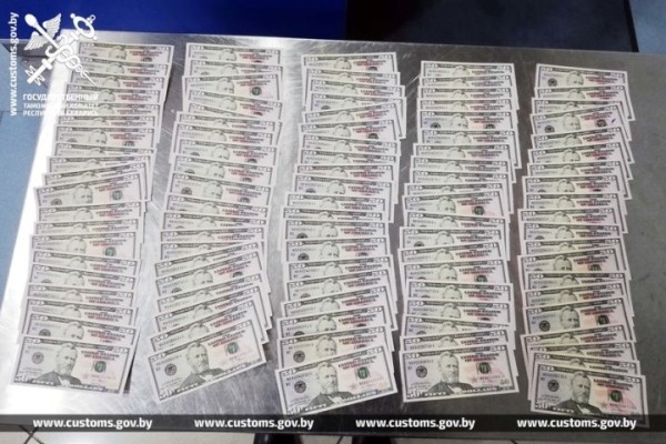 У россиянина на белорусской границе нашли пачку долларов. Они оказались еще и фальшивыми У россиянина на белорусской границе нашли пачку долларов. Они оказались еще и фальшивыми