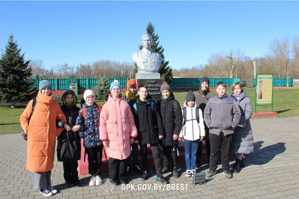 Учащиеся брестской гимназии №1 посетили пограничную заставу «Брест» Учащиеся брестской гимназии №1 посетили пограничную заставу «Брест»