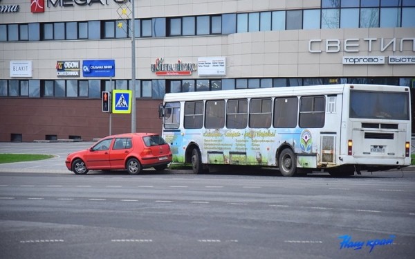 Автоледи в Барановичах не пропустила автобус, и он снес четыре пролета забора Автоледи в Барановичах не пропустила автобус, и он снес четыре пролета забора