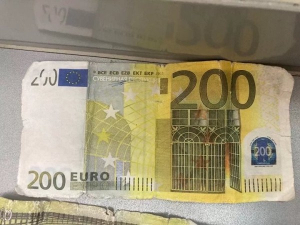 Женщины пытались обменять сувенирные деньги — две истории с разным концом Женщины пытались обменять сувенирные деньги — две истории с разным концом