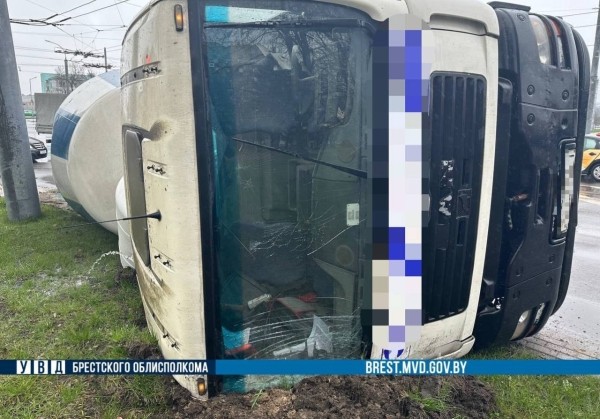 Опрокинулся автобетоносмеситель. Появились подробности ДТП в Бресте Опрокинулся автобетоносмеситель. Появились подробности ДТП в Бресте