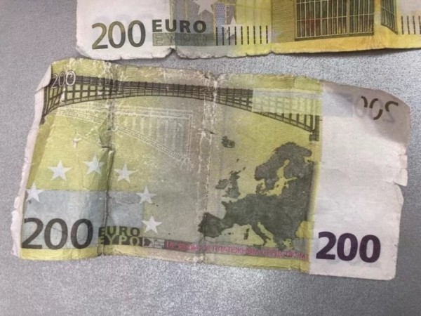 Женщины пытались обменять сувенирные деньги — две истории с разным концом Женщины пытались обменять сувенирные деньги — две истории с разным концом