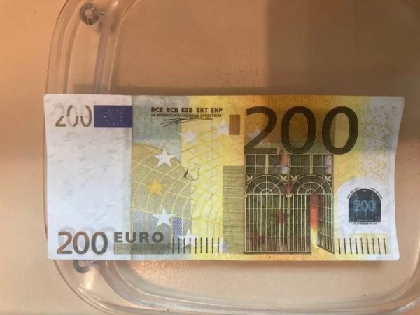 Женщины пытались обменять сувенирные деньги — две истории с разным концом Женщины пытались обменять сувенирные деньги — две истории с разным концом