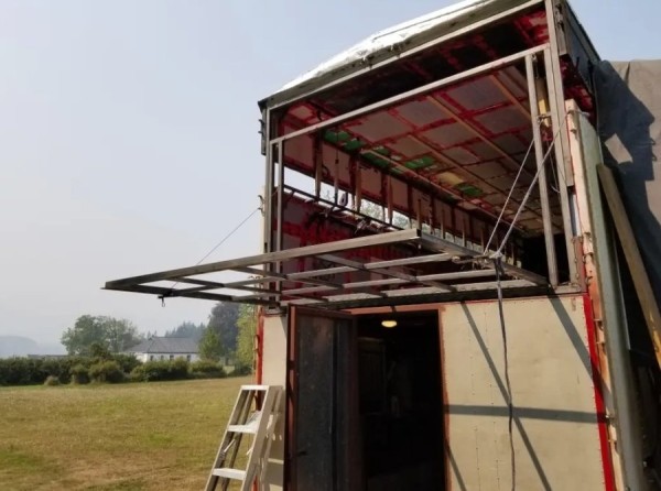 Пенсионеры потратили пять лет и $180 тысяч на превращение старой фуры в большой мобильный дом Пенсионеры потратили пять лет и $180 тысяч на превращение старой фуры в большой мобильный дом