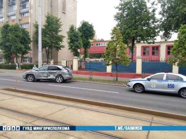 В Минске Lexus столкнулся с трамваем. Смотрите видео, как это произошло В Минске Lexus столкнулся с трамваем. Смотрите видео, как это произошло