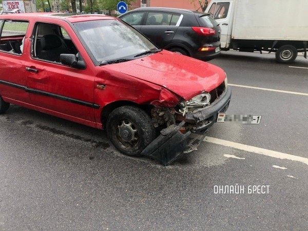 В Бресте столкнулись маршрутка с пассажирами и легковой автомобиль