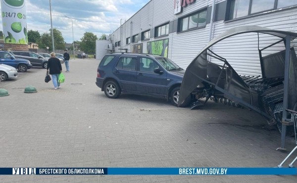 В Пинске пьяный бесправник перепутал педали. Бокс для тележек упал на женщину В Пинске пьяный бесправник перепутал педали. Бокс для тележек упал на женщину