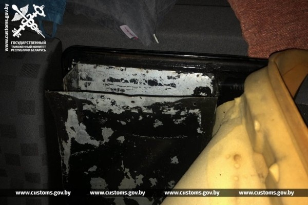 Гражданин России спрятал 4,2 кг гашиша в оборудованном за обшивкой сиденья автомобиля тайнике. Случай на границе в Бресте Гражданин России спрятал 4,2 кг гашиша в оборудованном за обшивкой сиденья автомобиля тайнике. Случай на границе в Бресте