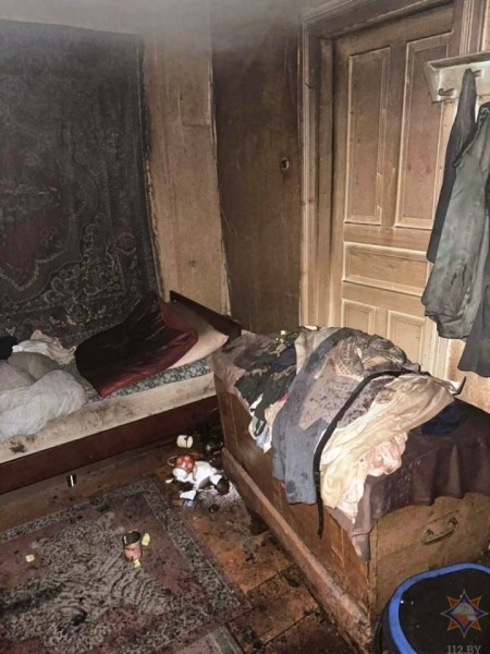 В Брестской области работники МЧС вынесли из горящего дома пенсионера В Брестской области работники МЧС вынесли из горящего дома пенсионера