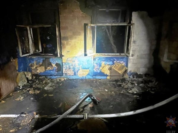 В Брестской области работники МЧС вынесли из горящего дома пенсионера В Брестской области работники МЧС вынесли из горящего дома пенсионера