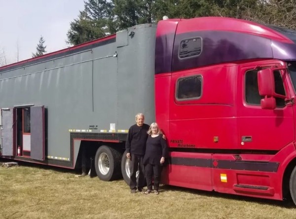 Пенсионеры потратили пять лет и $180 тысяч на превращение старой фуры в большой мобильный дом Пенсионеры потратили пять лет и $180 тысяч на превращение старой фуры в большой мобильный дом
