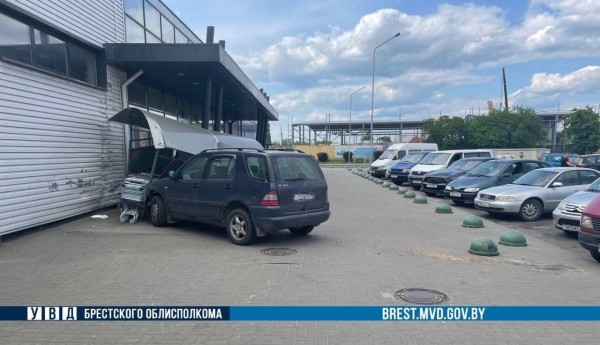 В Пинске пьяный бесправник перепутал педали. Бокс для тележек упал на женщину В Пинске пьяный бесправник перепутал педали. Бокс для тележек упал на женщину