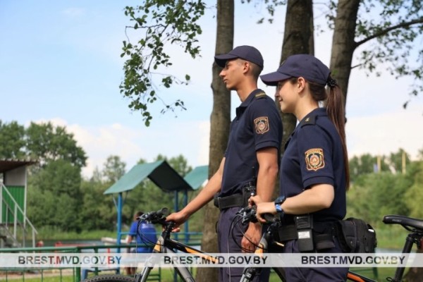 На велосипедах и с квадрокоптером. Как милиция отслеживает ситуацию на пляжах Бреста На велосипедах и с квадрокоптером. Как милиция отслеживает ситуацию на пляжах Бреста