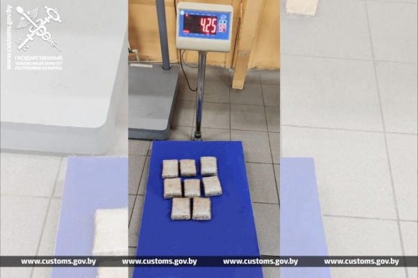 Гражданин России спрятал 4,2 кг гашиша в оборудованном за обшивкой сиденья автомобиля тайнике. Случай на границе в Бресте Гражданин России спрятал 4,2 кг гашиша в оборудованном за обшивкой сиденья автомобиля тайнике. Случай на границе в Бресте