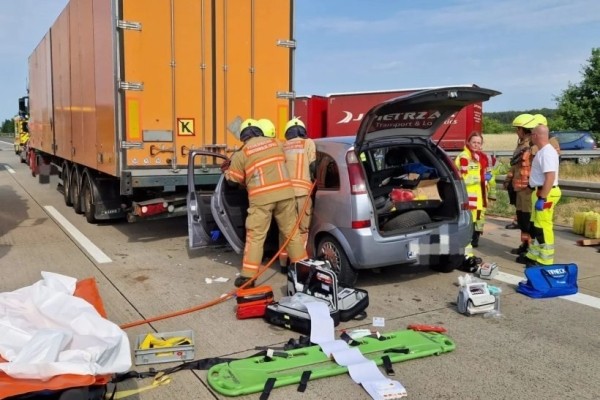 Под Берлином спасатели вырезали из машины попавшего в ДТП белоруса Под Берлином спасатели вырезали из машины попавшего в ДТП белоруса