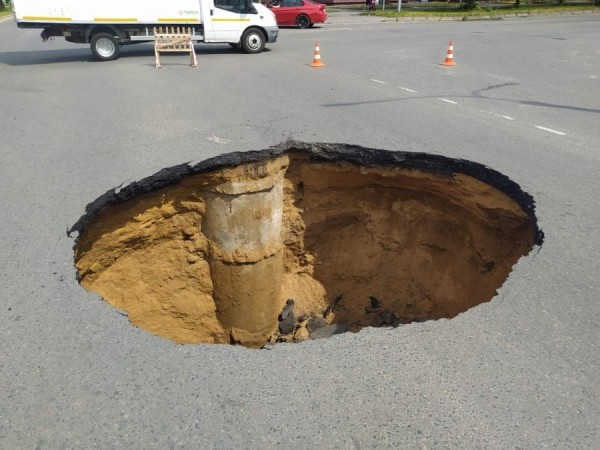В Барановичах провалился асфальт В Барановичах провалился асфальт