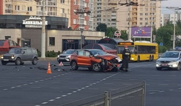 Возбуждено уголовное дело в отношении водителя Geely, спровоцировавшую аварию в Минске. Подробности и видео Возбуждено уголовное дело в отношении водителя Geely, спровоцировавшую аварию в Минске. Подробности и видео