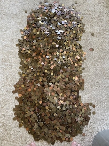 «За 3 часа посчитали только половину». Парень принес 12-литровое ведро монет в банк