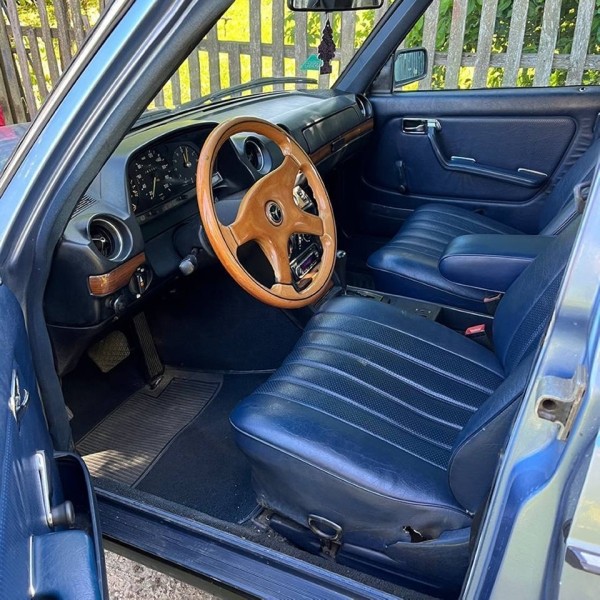 «Машинка для ценителей». Сколько стоит 40-летний Mercedes невероятного голубого цвета? «Машинка для ценителей». Сколько стоит 40-летний Mercedes невероятного голубого цвета?