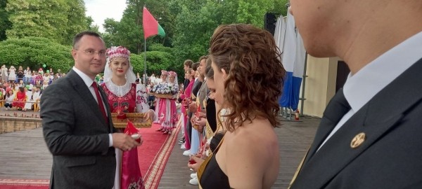 Праздник для выпускников «Алые паруса» прошел в Бресте Праздник для выпускников «Алые паруса» прошел в Бресте