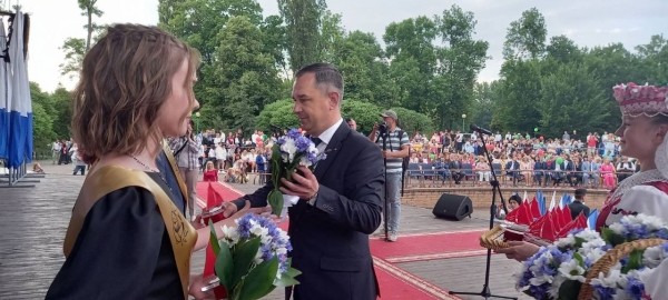 Праздник для выпускников «Алые паруса» прошел в Бресте Праздник для выпускников «Алые паруса» прошел в Бресте