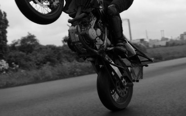 В Беларуси мотоциклиста лишили прав за езду на одном колесе В Беларуси мотоциклиста лишили прав за езду на одном колесе