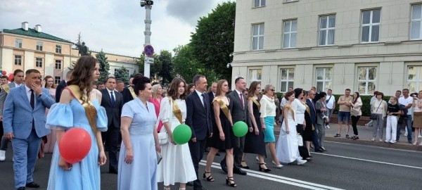 Праздник для выпускников «Алые паруса» прошел в Бресте Праздник для выпускников «Алые паруса» прошел в Бресте