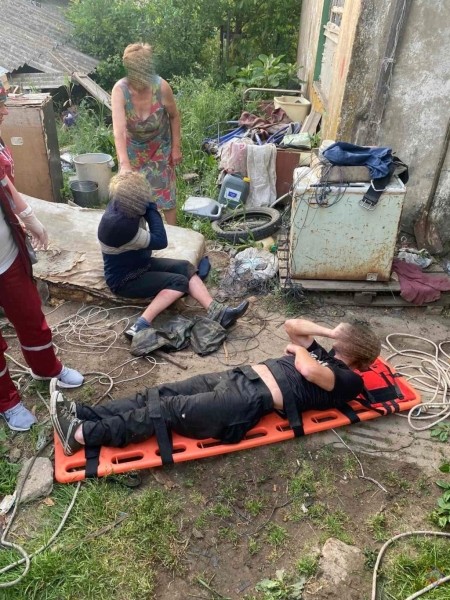 Белоруска упала в колодец. За ней прыгнул мужчина — обоих пришлось спасать МЧС Белоруска упала в колодец. За ней прыгнул мужчина — обоих пришлось спасать МЧС