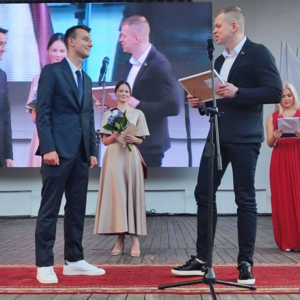 Праздник для выпускников «Алые паруса» прошел в Бресте Праздник для выпускников «Алые паруса» прошел в Бресте