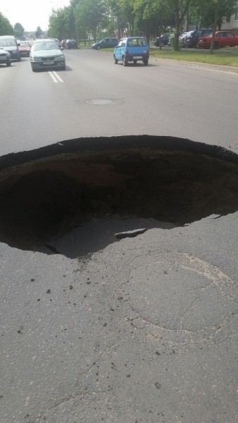 В Барановичах провалился асфальт В Барановичах провалился асфальт