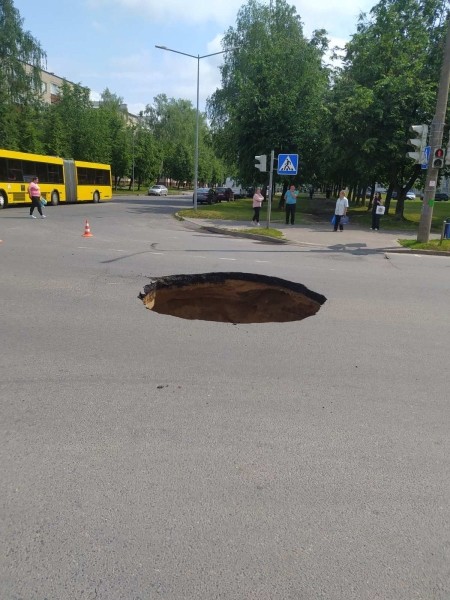В Барановичах провалился асфальт В Барановичах провалился асфальт
