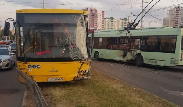Возбуждено уголовное дело в отношении водителя Geely, спровоцировавшую аварию в Минске. Подробности и видео Возбуждено уголовное дело в отношении водителя Geely, спровоцировавшую аварию в Минске. Подробности и видео