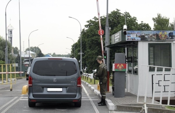 «Одни по 20 часов стоят, другие за ночь $500 делают». Репортаж из пункта пропуска «Брест — Тересполь» «Одни по 20 часов стоят, другие за ночь $500 делают». Репортаж из пункта пропуска «Брест — Тересполь»