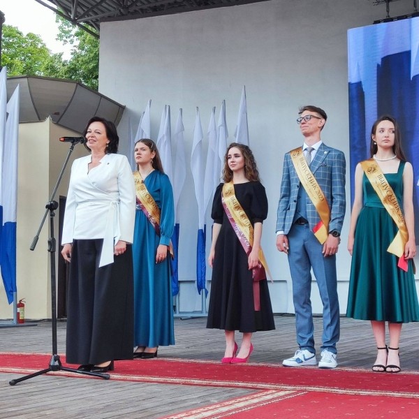 Праздник для выпускников «Алые паруса» прошел в Бресте Праздник для выпускников «Алые паруса» прошел в Бресте