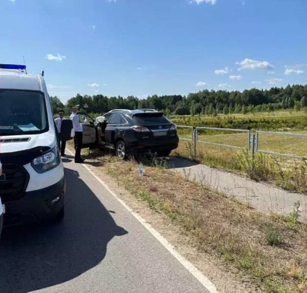Под Минском Lexus напоролся на отбойник – водитель в реанимации Под Минском Lexus напоролся на отбойник – водитель в реанимации