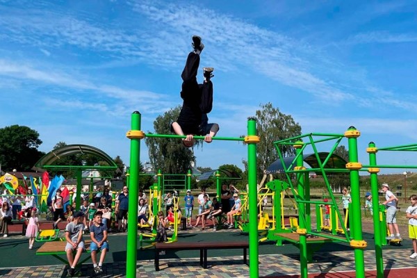 В Кобрине на набережной открыли воркаут-площадку В Кобрине на набережной открыли воркаут-площадку