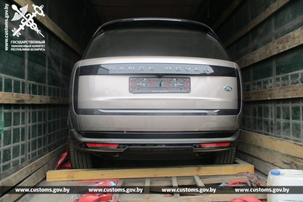 Эти премиальные машины везли через Беларусь в Казахстан, но таможенники заподозрили неладное