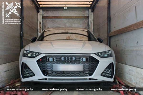 Эти премиальные машины везли через Беларусь в Казахстан, но таможенники заподозрили неладное