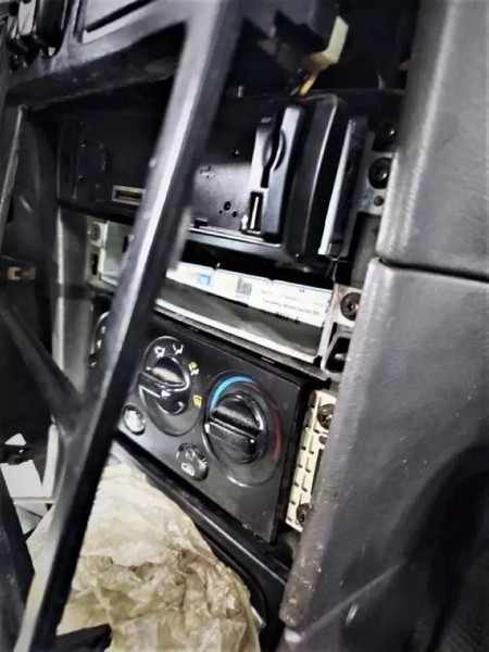 Белорус нашпиговал Kia Shuma сигаретами и поехал через границу, но его план провалился Белорус нашпиговал Kia Shuma сигаретами и поехал через границу, но его план провалился