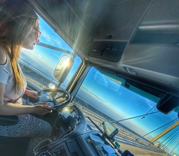 «После такой работы многие разводятся». Белоруска ушла в дальнобой вслед за мужем