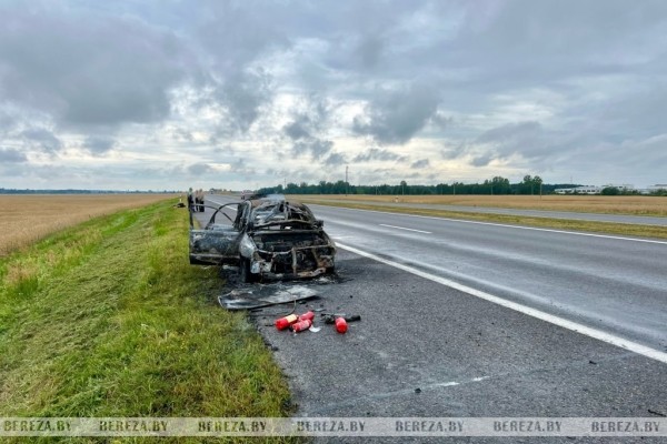На трассе М1 в Березовском районе сгорел автомобиль На трассе М1 в Березовском районе сгорел автомобиль