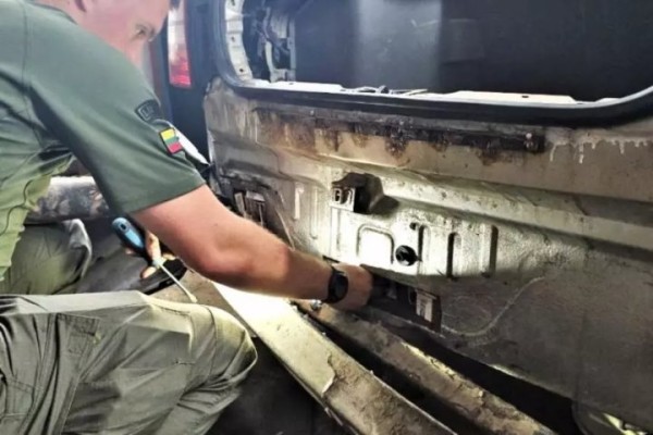 Белорус нашпиговал Kia Shuma сигаретами и поехал через границу, но его план провалился Белорус нашпиговал Kia Shuma сигаретами и поехал через границу, но его план провалился