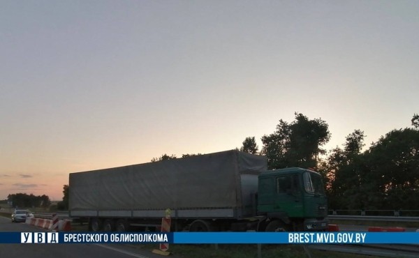 Возле Бреста грузовик наехал на металлический отбойник. Подробности ДТП Возле Бреста грузовик наехал на металлический отбойник. Подробности ДТП